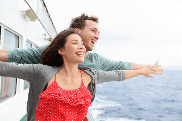 Couple en pose du Titanic romantique
