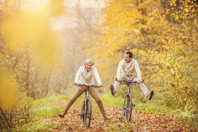 Couple à vélo en train de rire