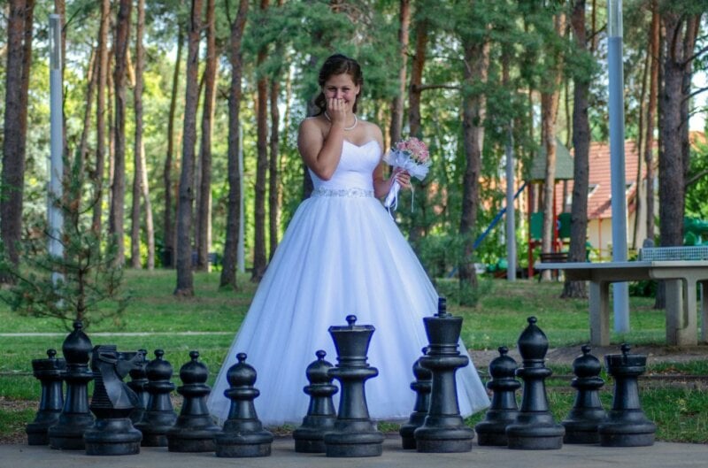 Mariée devant un jeu d'échec géant