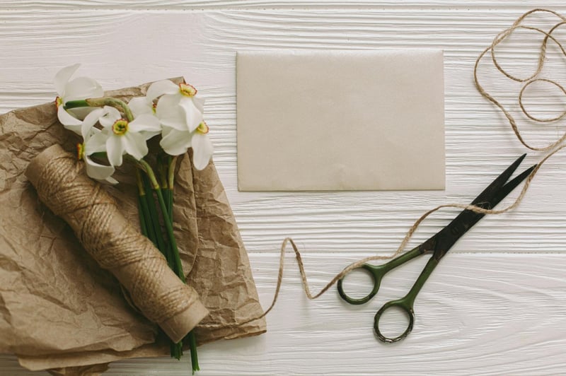 Invitation avec papier craft, ficelle et fleurs