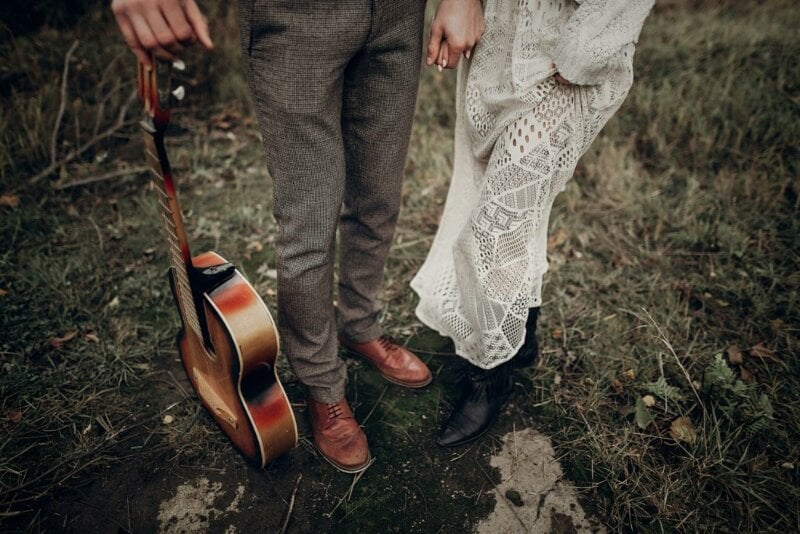 Couple de mariés style bohème avec une guitare