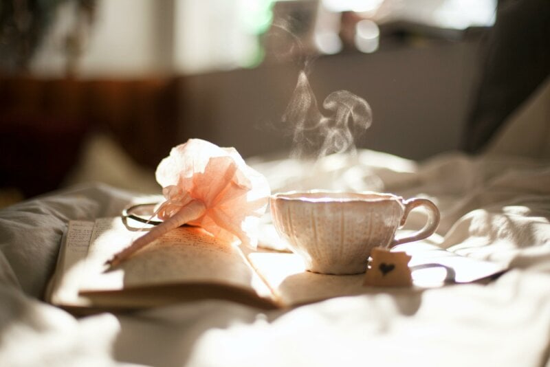 Tasse fumante et fleur