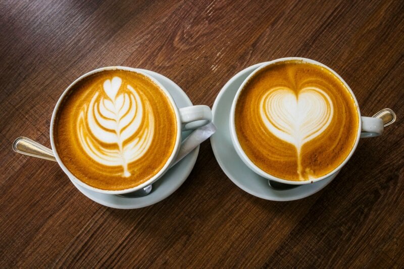 Deux cafés avec motif en cœur
