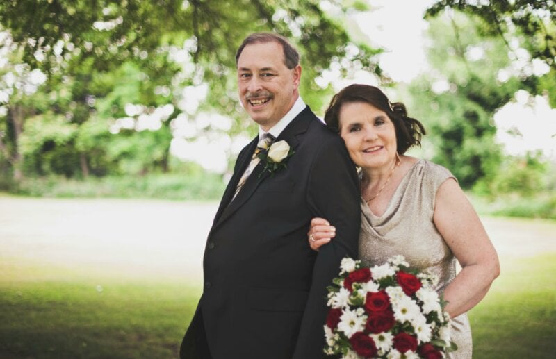 Couple habillé avec bouquet de fleurs