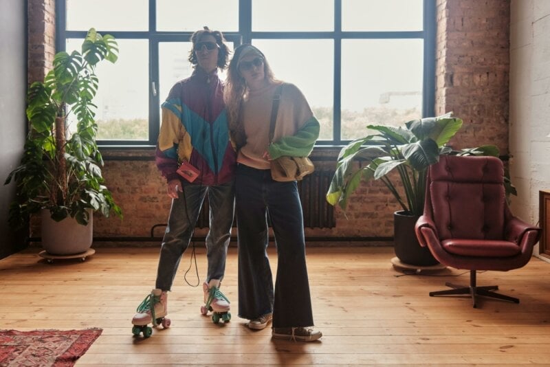 Couple habillé dans le style années 80