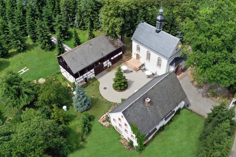 Die 3 Gebäude der Kapelle aus der Vogelperspektive