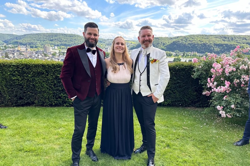 Julia Hoffmann zwischen zwei Männern