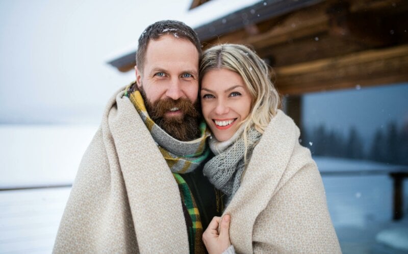 Couple dans une couverture