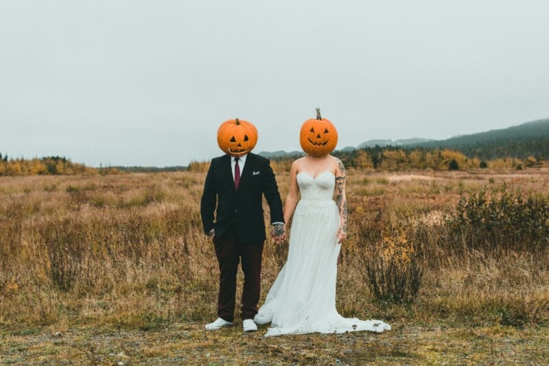 Mariés avec des citrouilles sur la tête