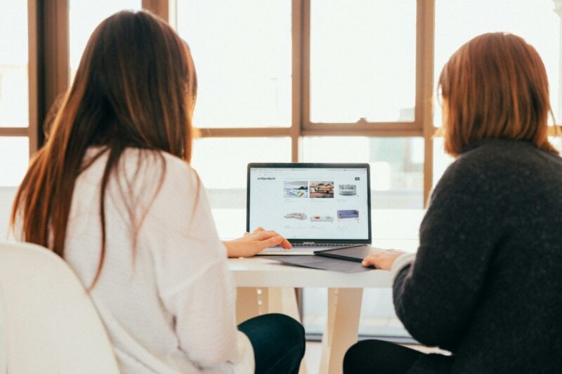 Deux femmes devant un ordinateur portable
