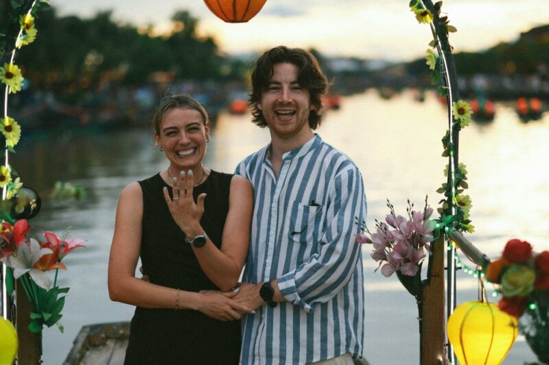 Fiancés montrant une bague