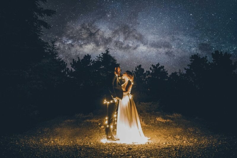 Couple de mariés de nuit avec lumières