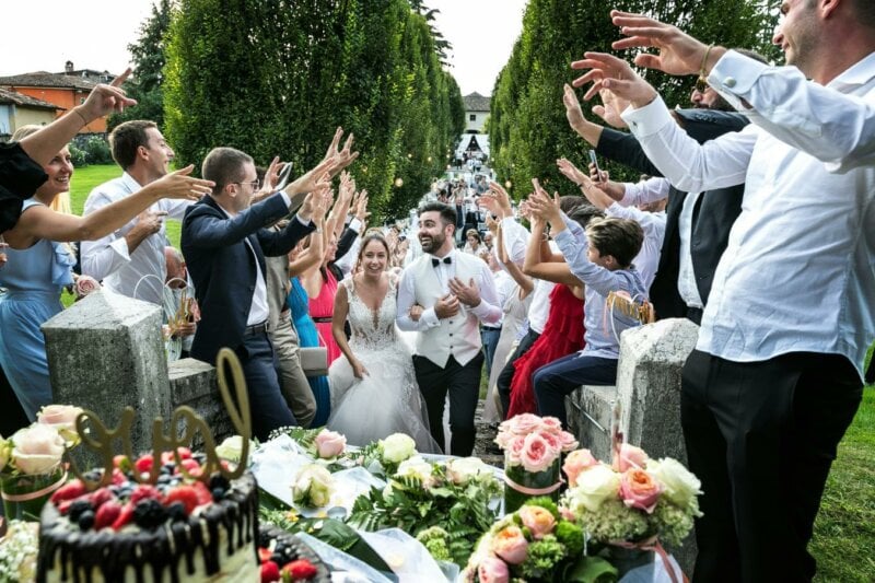 Couple de mariés entourés de leurs invités