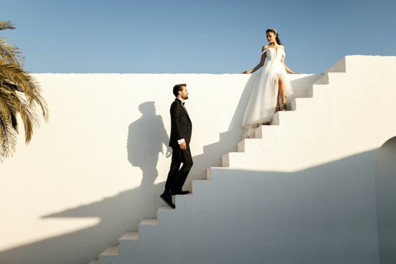 Couple de mariés sur un escalier blanc