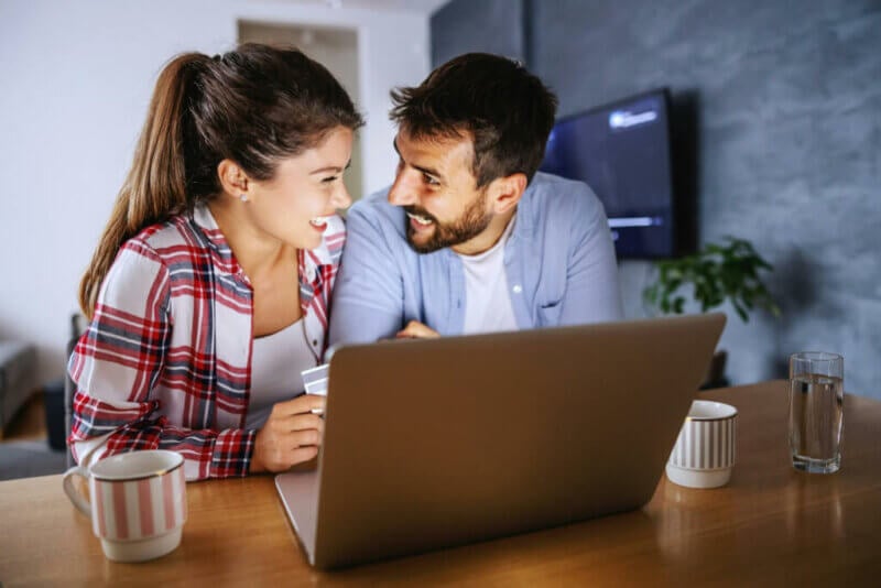 Couple complice devant un ordinateur portable