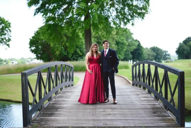 Couple d'invités à un mariage sur un pont