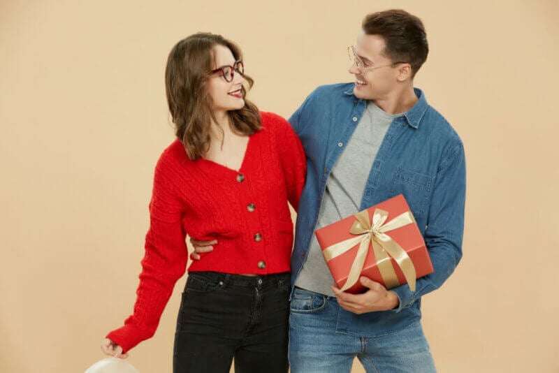 Couple portant un cadeau