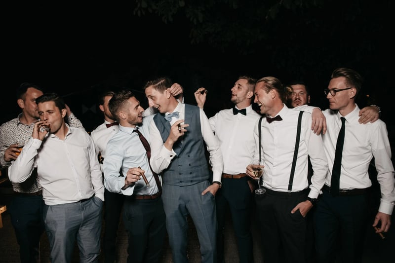 Freunde bei der Feier mit Bräutigam
