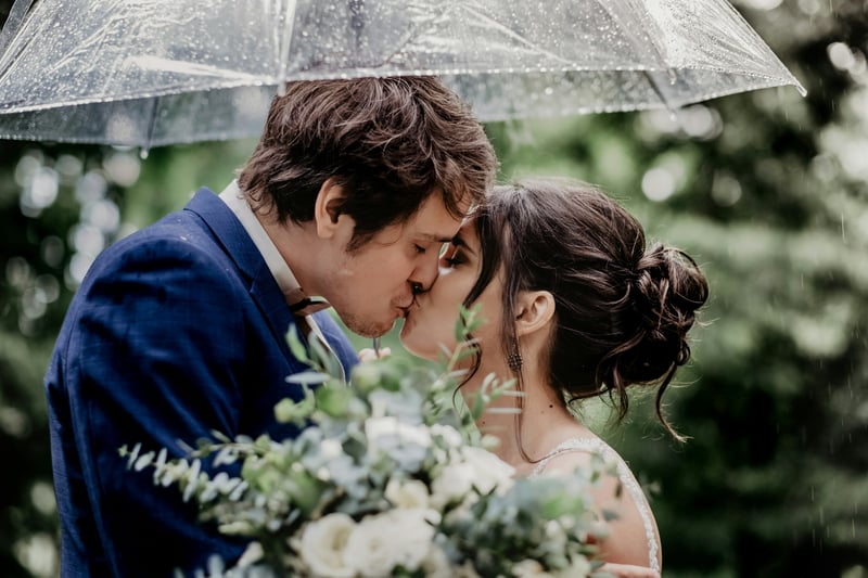 Paar küsst sich zur Hochzeit