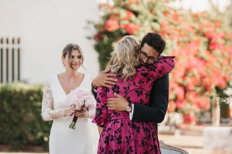 Emotionaler Moment zwischen Bräutigam und Mutter nach bewegenden Worten zur Hochzeit