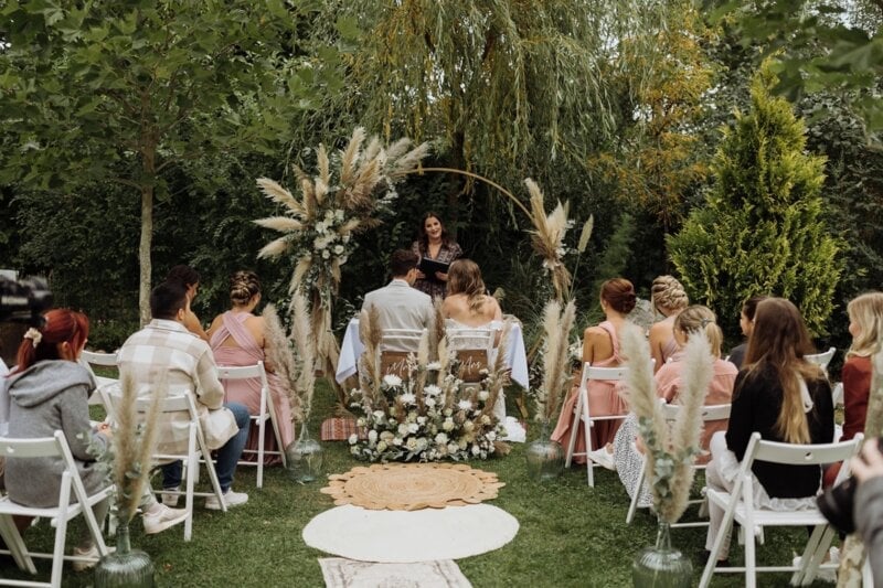 Traurednerin spricht Sprüche zur Hochzeit bei einer freien Trauung im Garten
