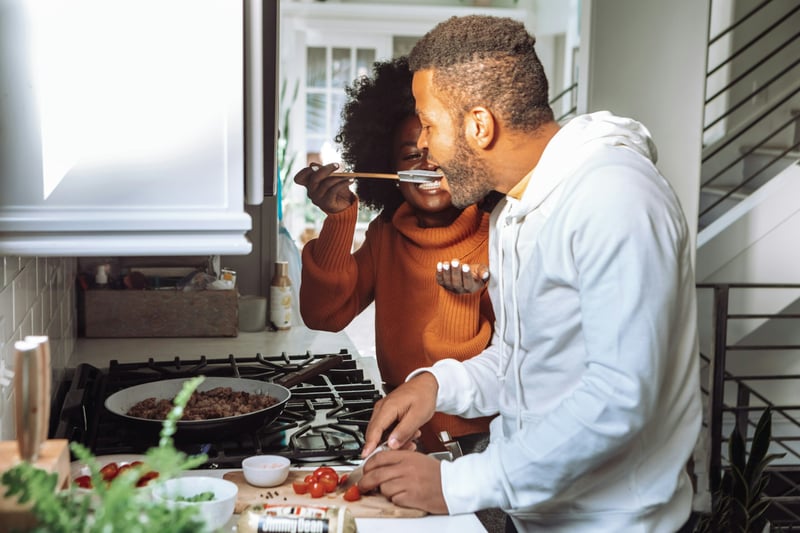 Frau und Mann kochen zusammen