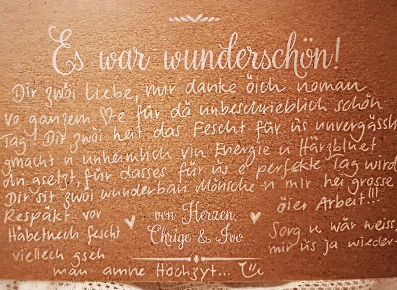 Handgeschriebener Gästebucheintrag auf Kraftpapier mit herzlichem Hochzeitsdank