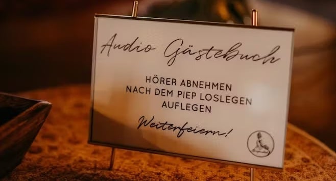 Schild für ein Audio-Gästebuch mit Anleitung zur Sprachnachricht per Telefonhörer