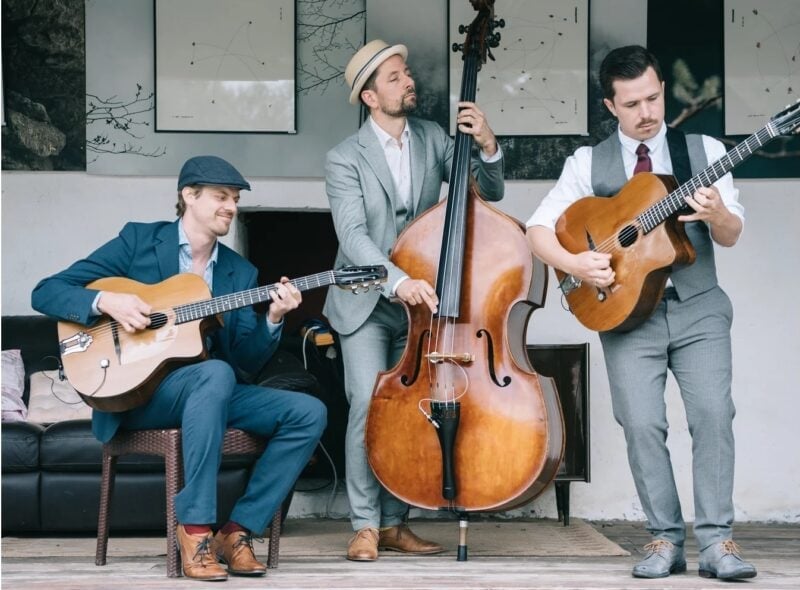Live-Band mit Kontrabass und Gitarren spielt Musik zur Hochzeitsfeier