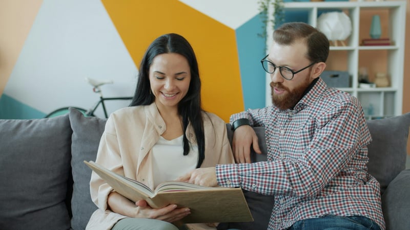 Paar schaut gemeinsam Buch an
