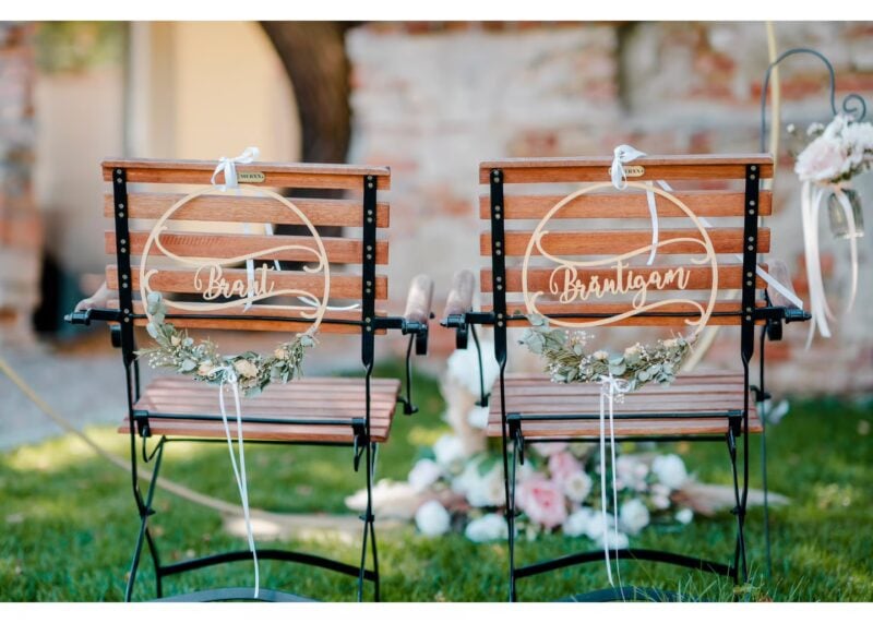 Stuhlschilder für Braut und Bräutigam mit Eukalyptus-Kränzen in Salbeigrün für eine Vintage-Hochzeit