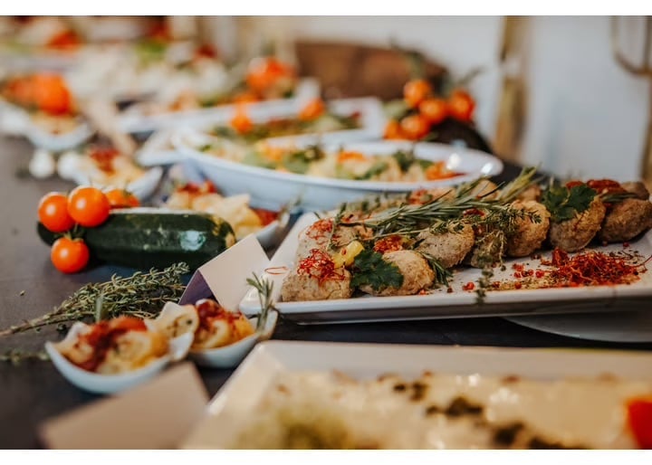 Hochzeitsbuffet-Platte mit Fleisch, Cherrytomaten und frischen Kräutern