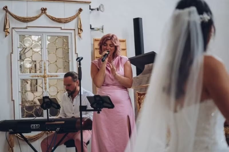Live-Band mit Sängerin und Keyboarder musiziert während der Trauzeremonie in der Kirche
