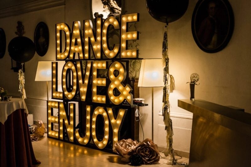 Leuchtschrift Dance, Love & Enjoy als stimmungsvolle Deko bei der Hochzeitsfeier
