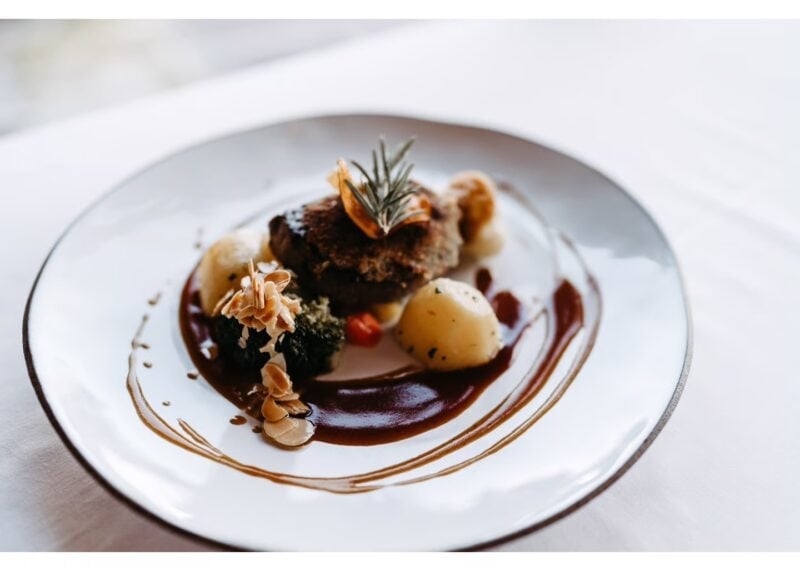 Festlich angerichtetes Hochzeitsessen mit Fleisch, Kartoffeln und Gemüse