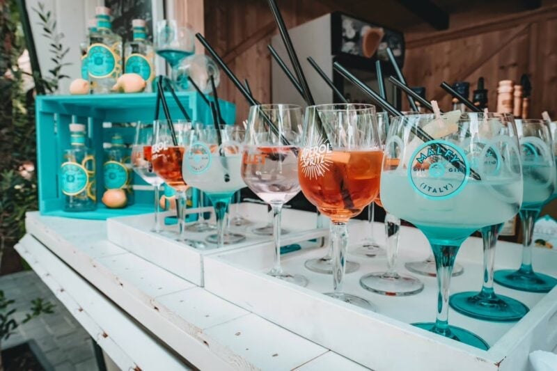 Bunte Cocktails an der Hochzeitsbar als Ergänzung zum Buffet