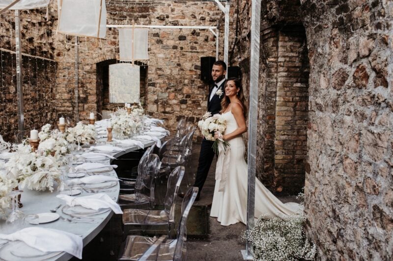 Elegant gedeckte Hochzeitstafel in Weiss und Elfenbein als Beispiel für ein stilvolles Hochzeitsthema