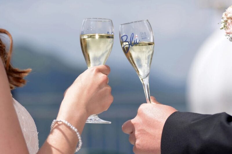 Brautpaar stößt beim Sektempfang mit Champagnergläsern an, Nahaufnahme