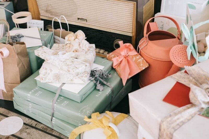 Gestapelte traditionelle Hochzeitsgeschenke elegant verpackt mit Schleifen