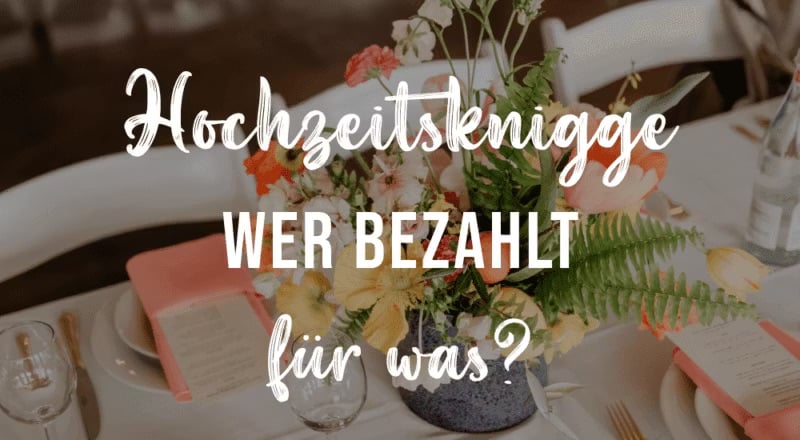 Textgrafik „Hochzeitsknigge – Wer bezahlt für was?“ vor floral dekoriertem Hochzeitstisch