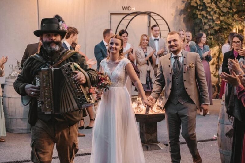 Live-Musiker mit Akkordeon begleitet Brautpaar bei der Hochzeitsfeier – Beispiel für gelungene Hochzeitsunterhaltung
