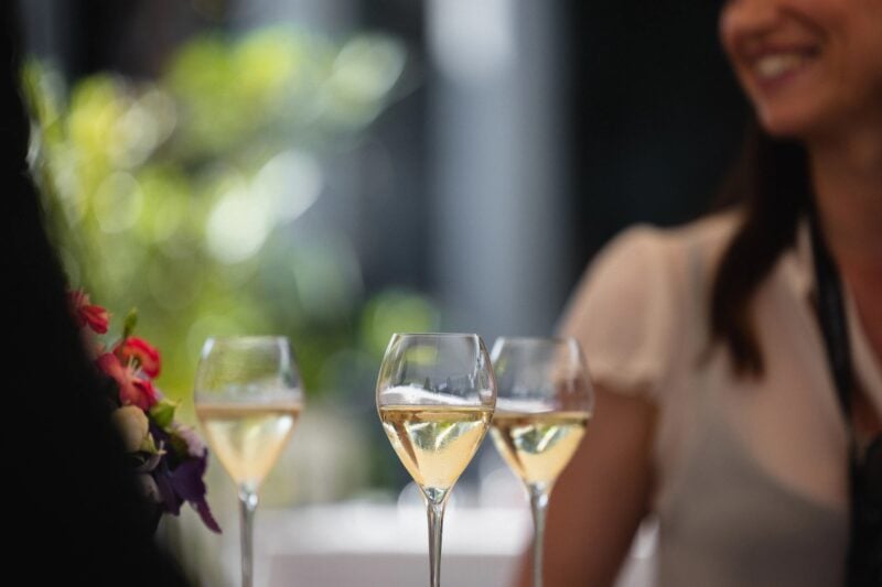 Gäste stossen mit Champagner an – Verlobungsfeier im Grand Hotel du Lac