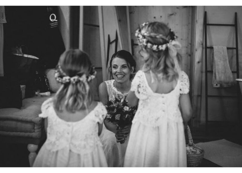 Braut lacht mit zwei Blumenkindern vor der Trauung – wann humorvolle Glückwünsche angebracht sind