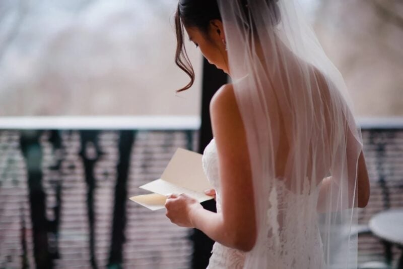 Braut mit Schleier liest im The Dolder Grand still einen Brief mit einem Gedicht zur Hochzeit