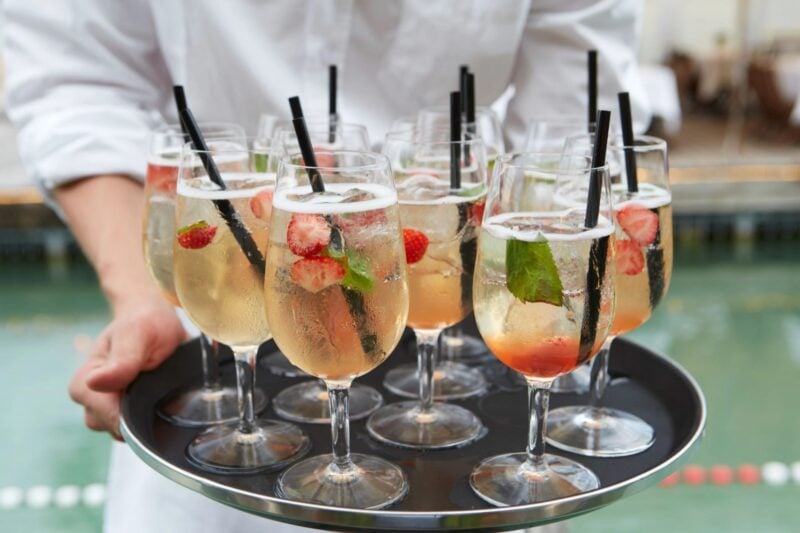 Serviertablett mit Sekt-Cocktails und Erdbeeren – wichtiges Detail für einen gelungenen Sektempfang