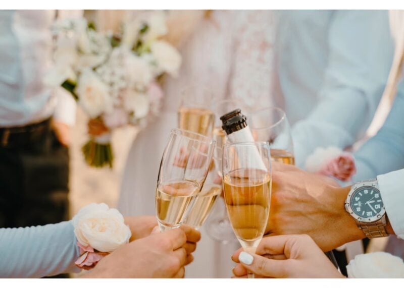 Hochzeitsgäste stossen mit Champagnergläsern auf das Brautpaar an – Glückwünsche zur Hochzeit im Restaurant Belvoirpark