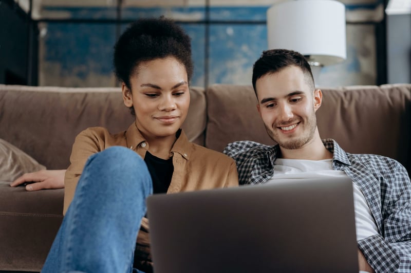 Couple building a wedding website on Bridebook together