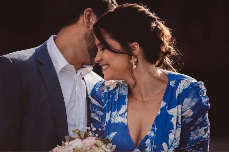 Braut mit lockerer Flechtfrisur bei einer romantischen Land-Hochzeit.