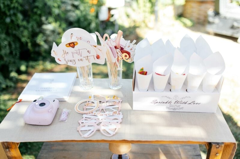 Fotobox-Ecke mit Accessoires und Gastgeschenken bei Hochzeit