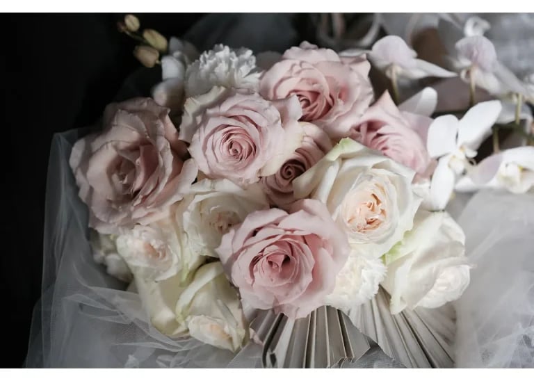 Eleganter Brautstrauß mit rosa und weißen Rosen sowie Orchideen